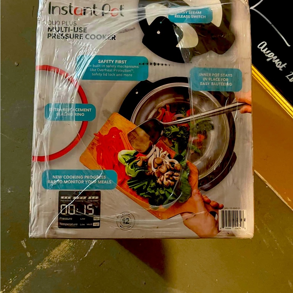 8 quart insta pot/ multi use pressure cooker